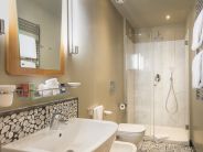 pulire le pareti in marmo della doccia